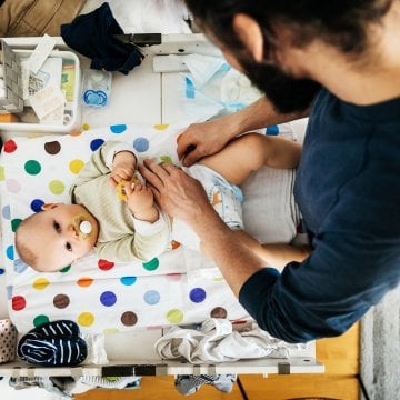 New to Fatherhood? Check out the Dad’s Guide to Diaper Changes